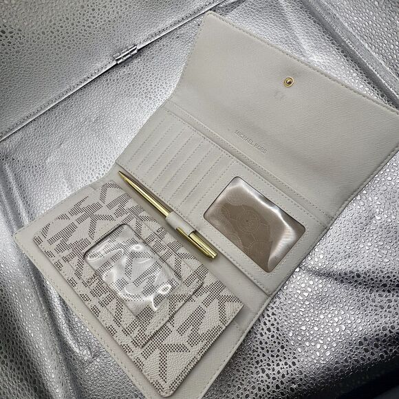 Michael Kors Vanilla Signature Jet Set Leather Wallet Checkbook - Gently Used - Picture 5 of 16